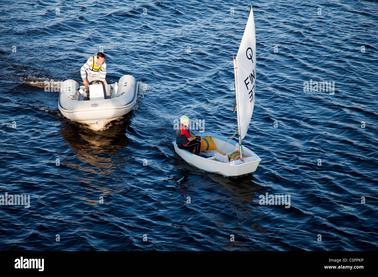 L'enseignement de l'instructeur de voile jeune garçon à voile , Finlande Banque D'Images