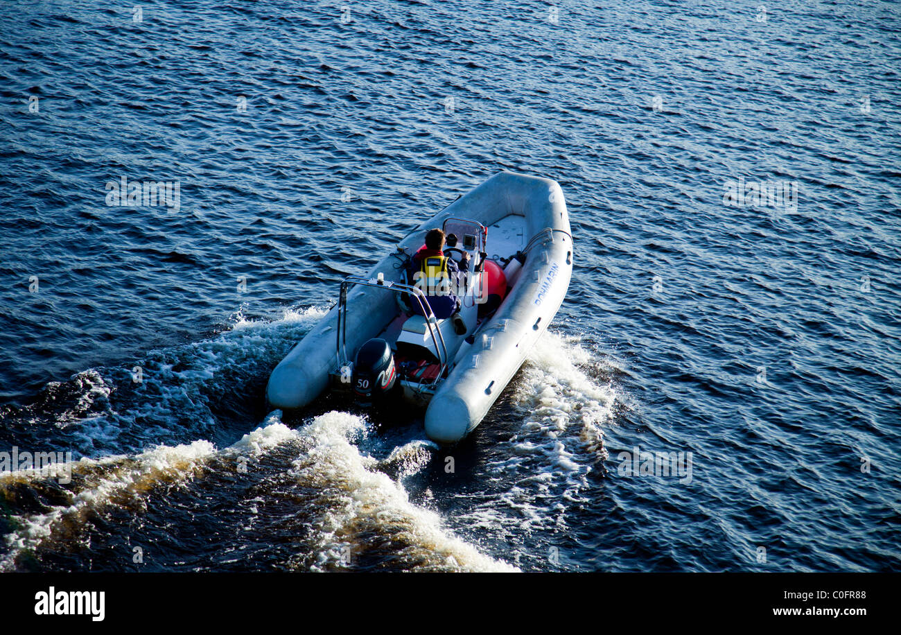 Vue aérienne de l'homme conduisant Brig rigide gonflable bateau / skiff , Finlande Banque D'Images