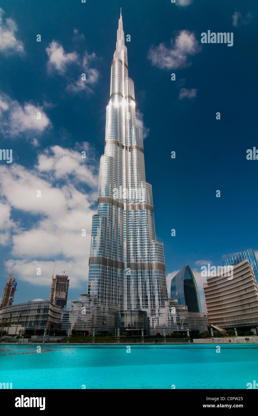 Plus Grand Gratte Ciel Du Monde Burj Khalifa, le plus haut gratte-ciel du monde, avec Business Bay, Dubaï,  Émirats Arabes Unis Photo Stock - Alamy