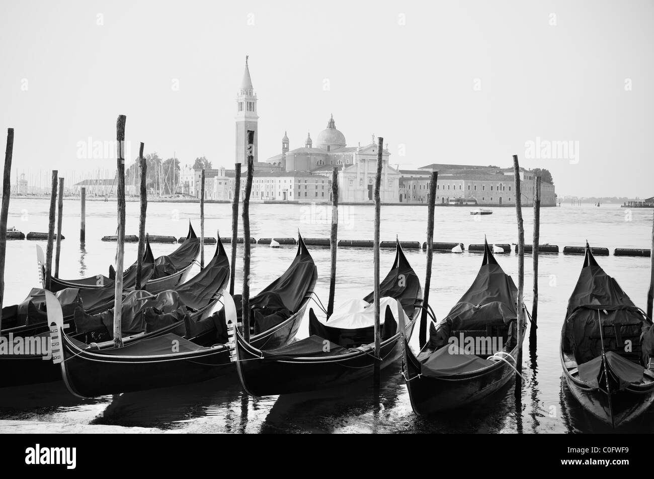 Les gondoles de Venise, Italie - noir et blanc Banque D'Images