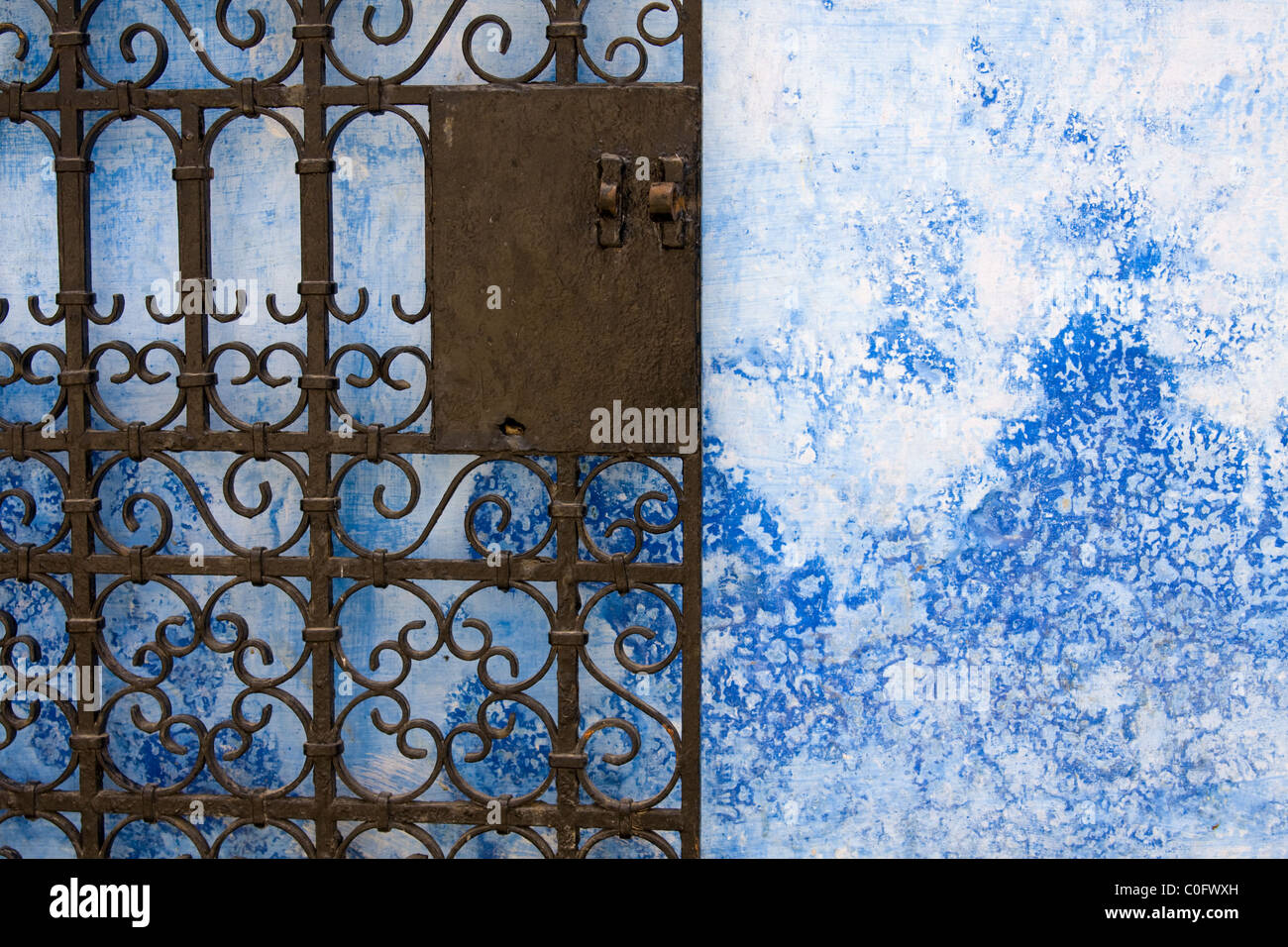 Portail en fer forgé marocain, et mur bleu Banque D'Images