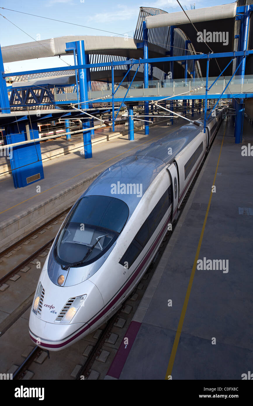 Train à grande vitesse AVE à LLeida. Banque D'Images