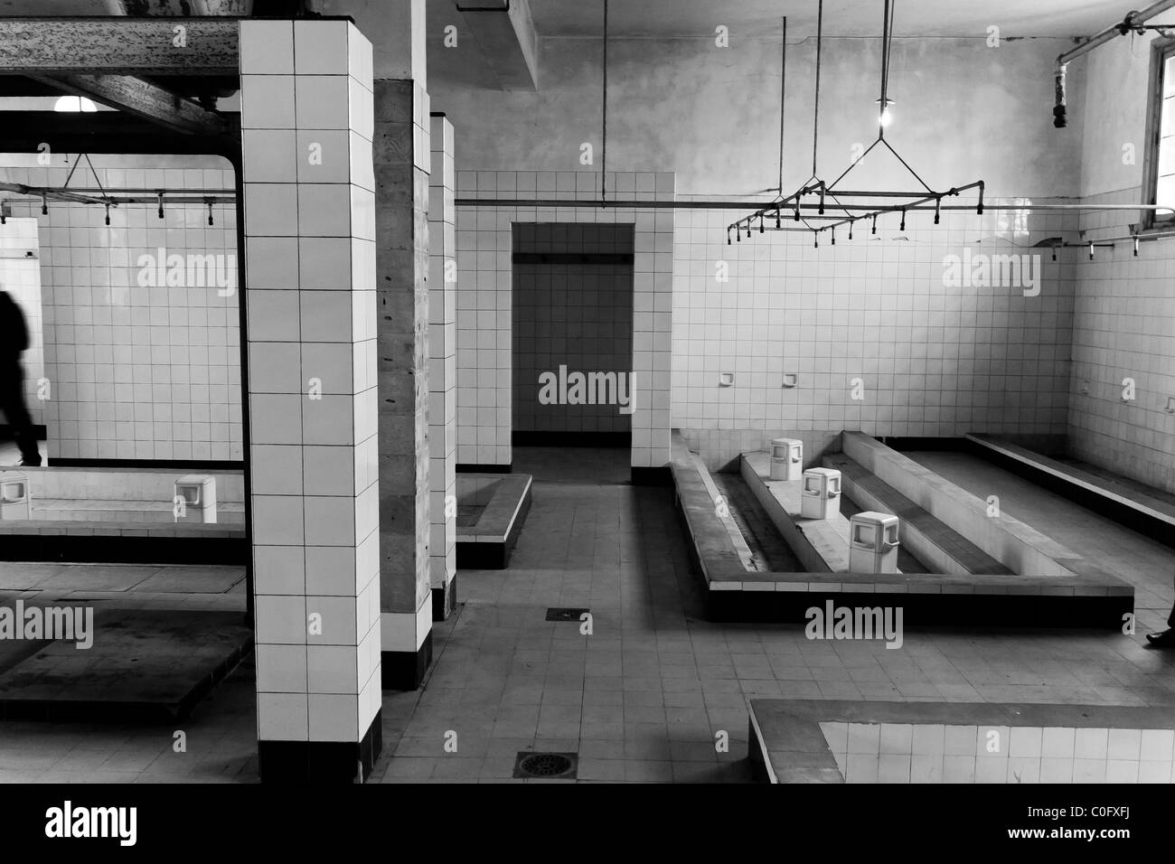 Salle de douche au Fort Breendonk, un ancien camp de concentration Nazi en Belgique. Banque D'Images
