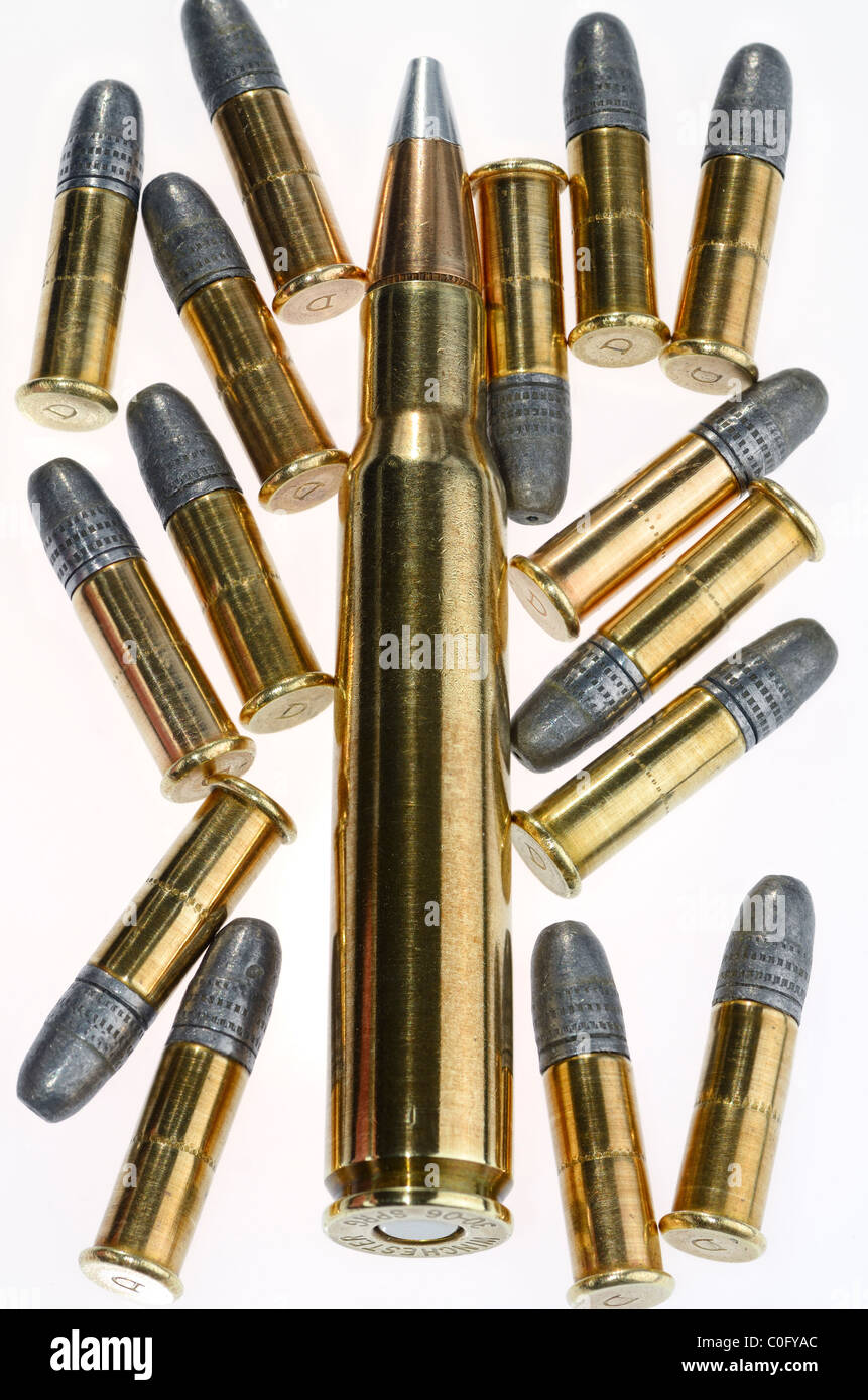 Winchester 3006 Springfield et cartouche de calibre 22 balles de fusil de  plomb sur fond blanc Photo Stock - Alamy