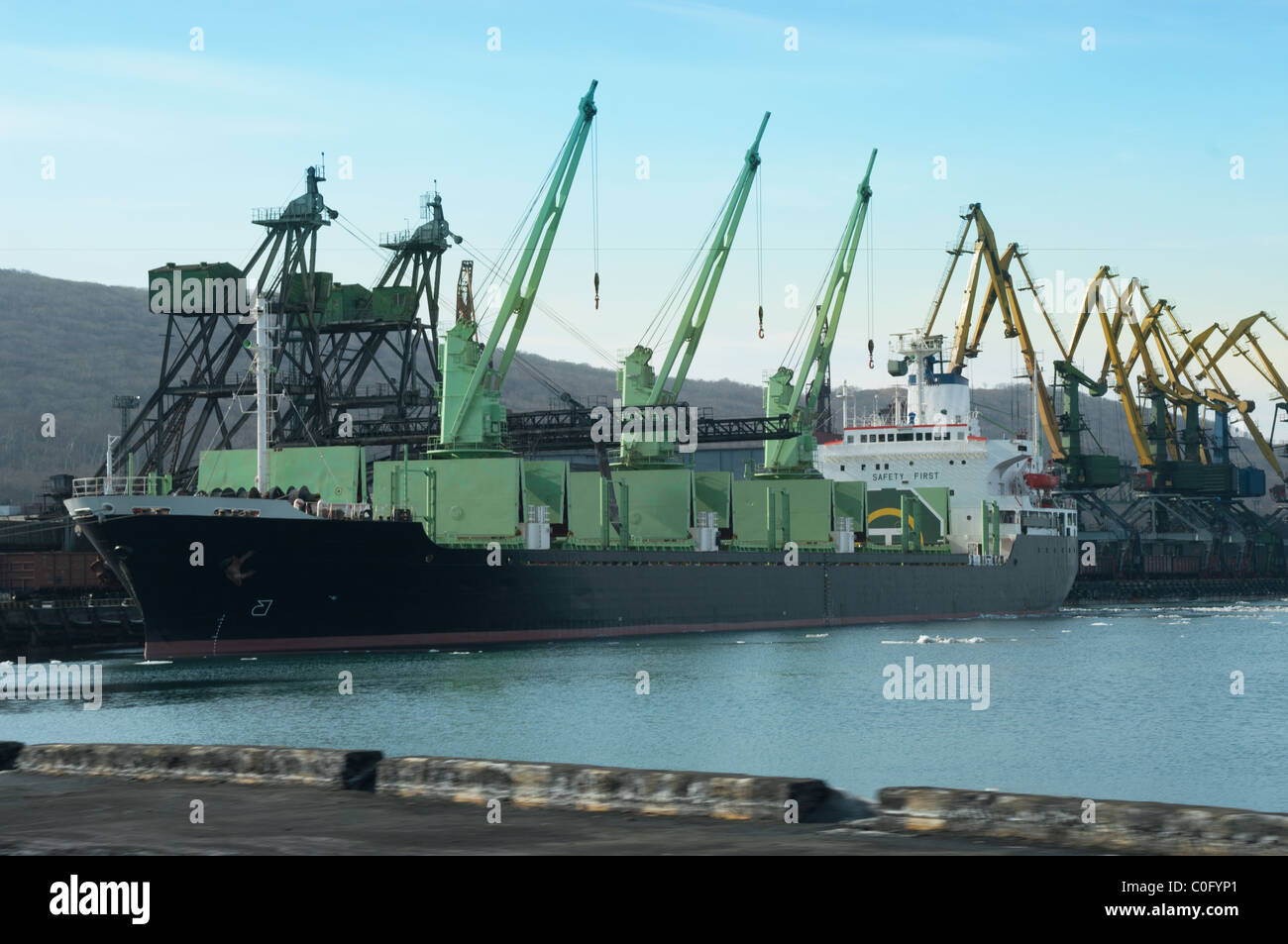 Navire au port de chargement en cales non charbon Banque D'Images