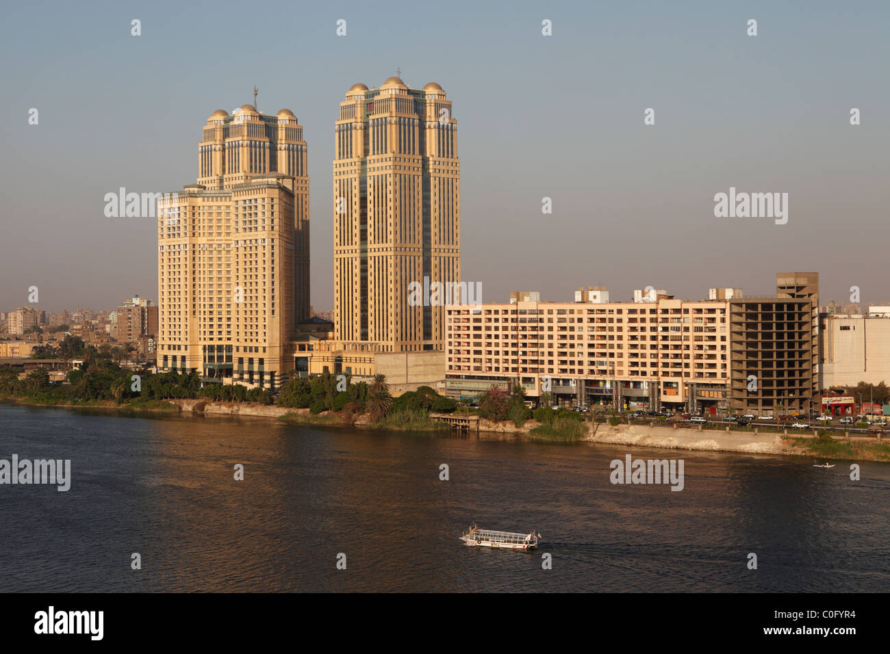 Le luxe Fairmont Nile City Hotel (l) et centre commercial Arkadia (r) sur les rives de la rivière du Nil - Le Caire, Egypte. Banque D'Images