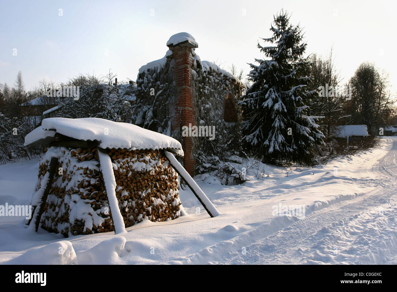 Ruines de l'ancien mur en hiver village Banque D'Images