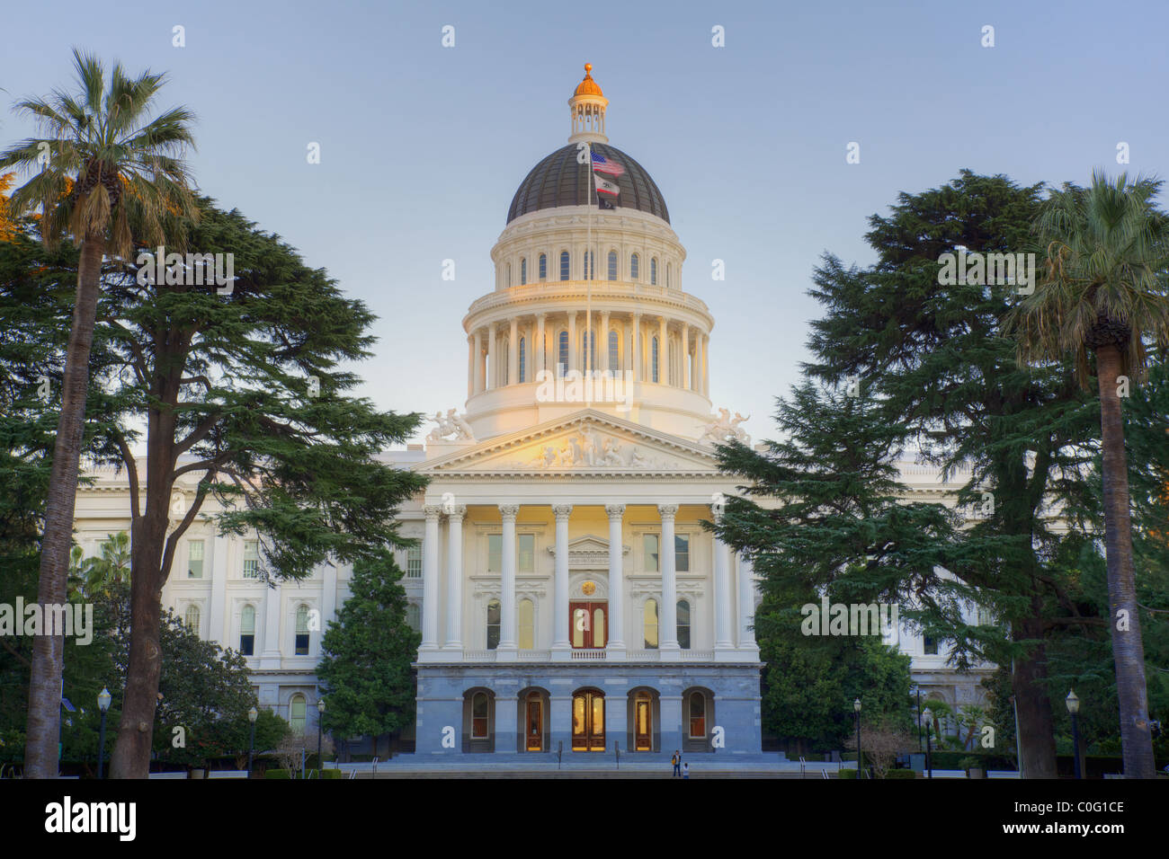 Coucher du soleil brille sur dome haut de California State Capitol building à Sacramento Banque D'Images