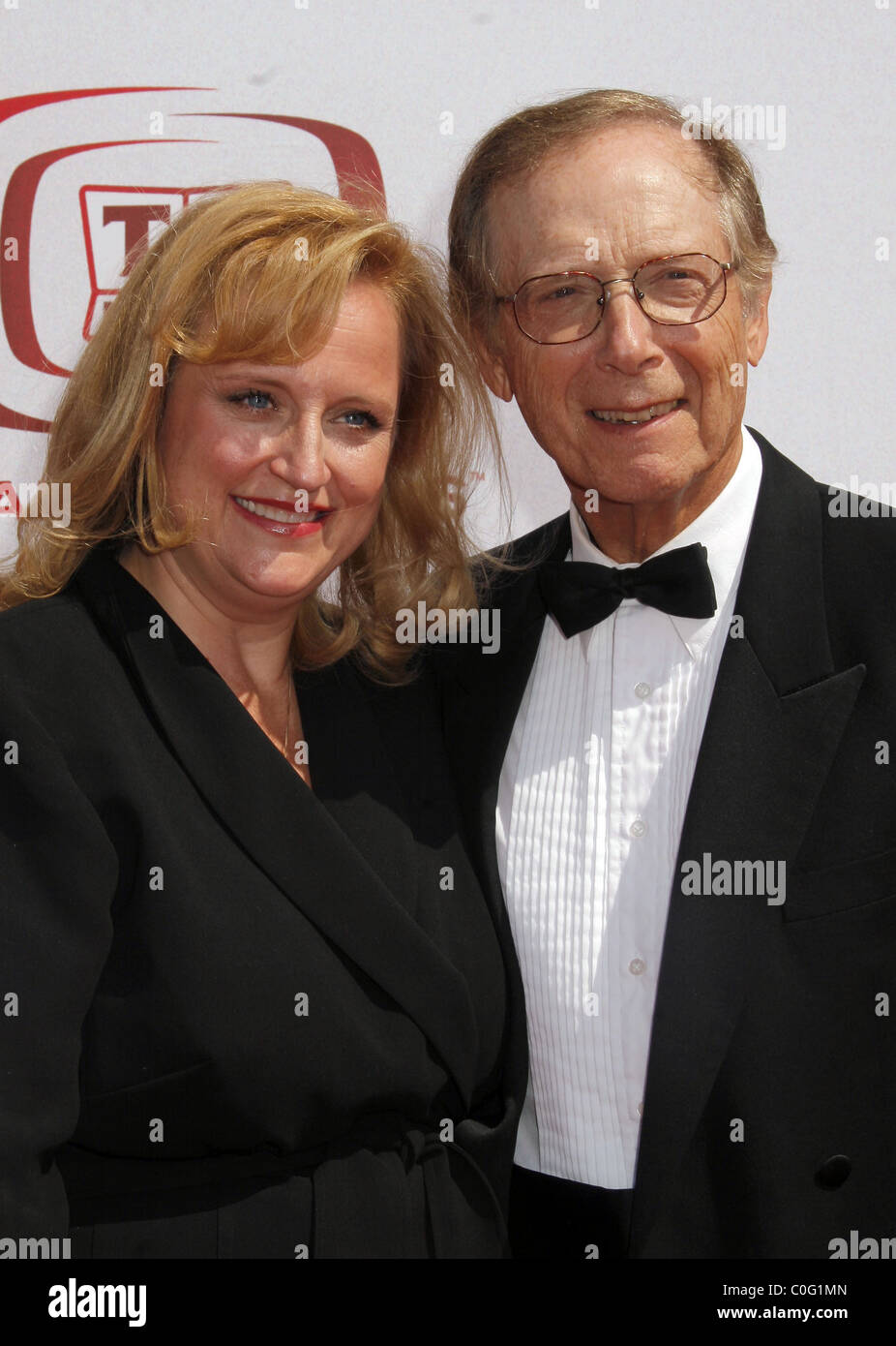 Catrina Honadle et Bernie Kopell La 6e conférence annuelle "TV Land Awards - Arrivals tenue à Barker Hanger Santa Monica, Californie - Banque D'Images