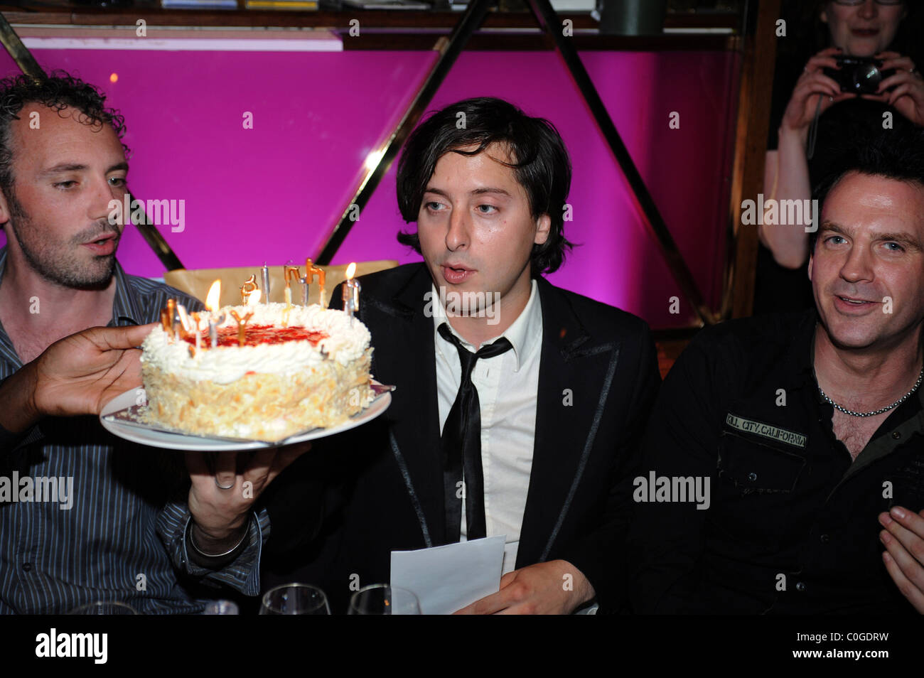 Carl Barat Le Kitsch Lounge Hote Emeute Carl Barat De Dirty Pretty Things Anciennement De The Libertines D Anniversaire A La Photo Stock Alamy Carl Barat Le Kitsch Lounge Hote Emeute Carl Barat De Dirty Pretty Things Anciennement De The Libertines D Anniversaire A La Photo Stock Alamy