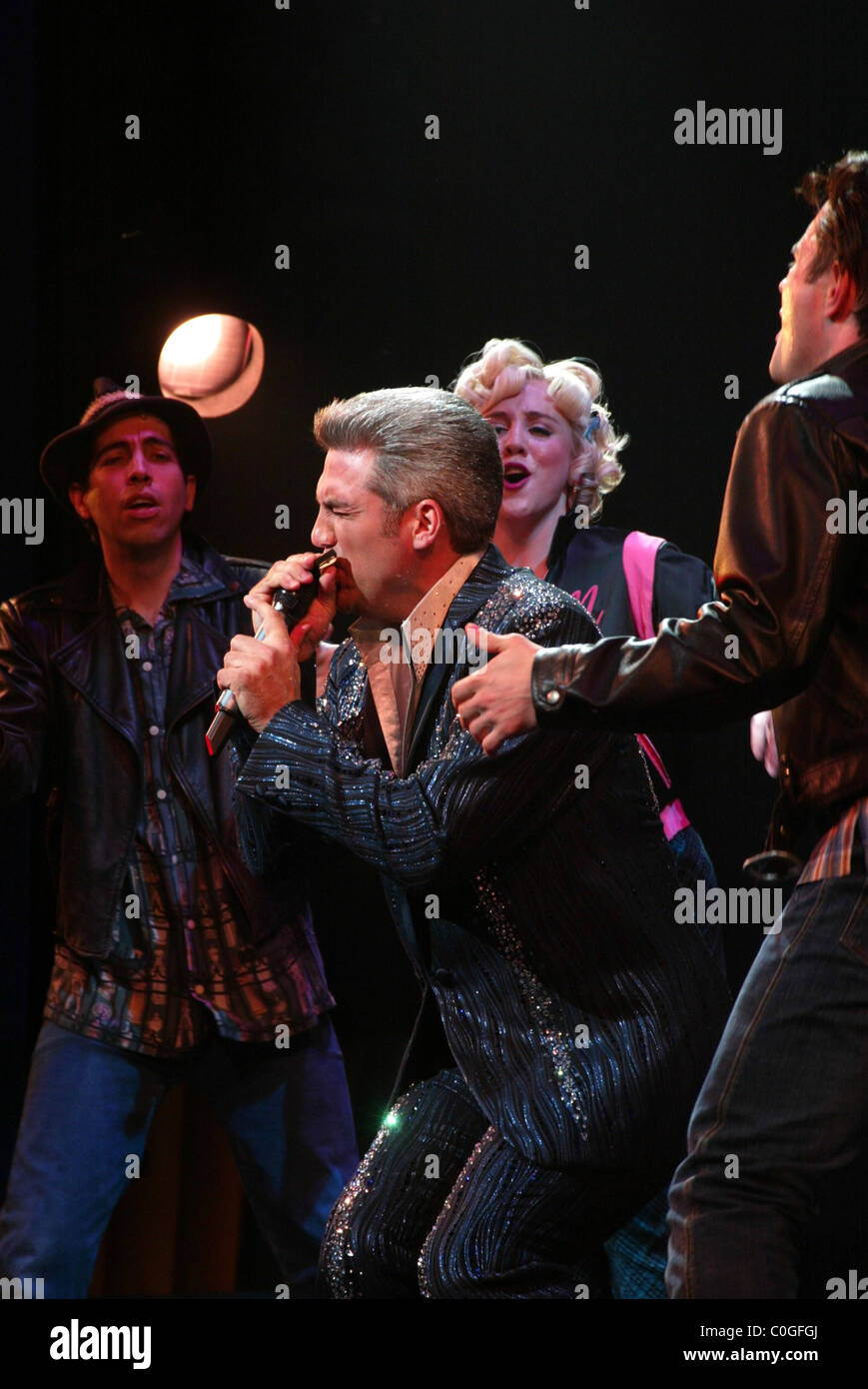 Taylor Hicks d'Amercian Idol prend son Curtain Call après sa première performance en tant que Teen Angel dans la comédie musicale Banque D'Images