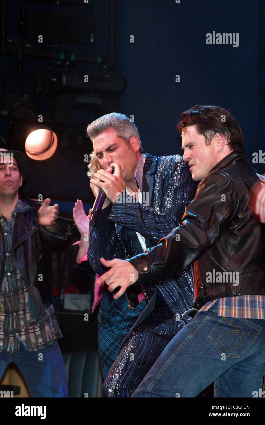 Taylor Hicks d'Amercian Idol prend son Curtain Call après sa première performance en tant que Teen Angel dans la comédie musicale Banque D'Images