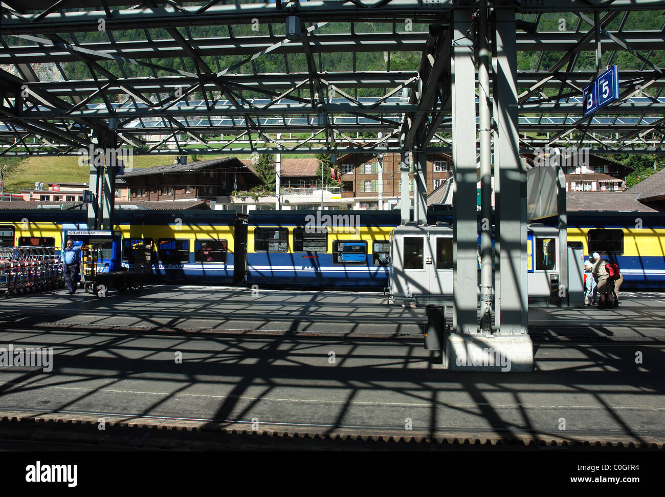 La Section de la gare de Lauterbrunnen en Suisse, avec la structure en acier sur le dessus, l'interchange station pour Jungfrau Banque D'Images