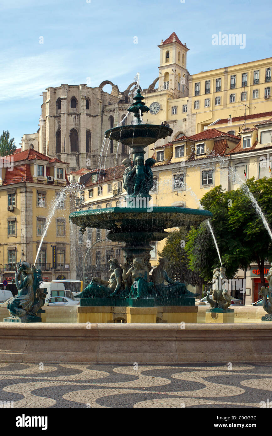 Lisbon Rossio Square avec une fontaine et le couvent Banque D'Images