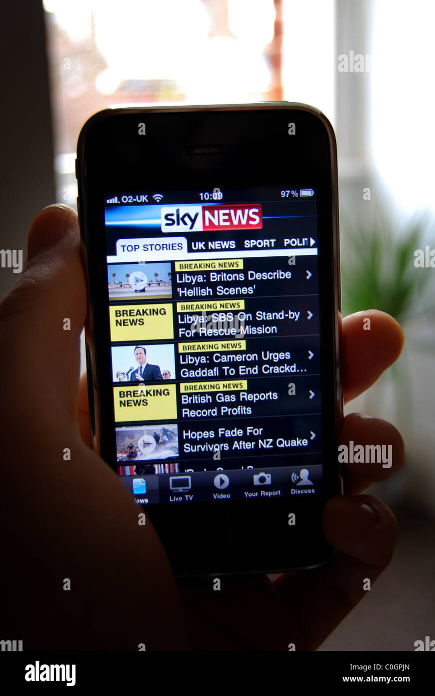 Photo illustration d'un iphone 3gs montrant l'application des nouvelles du ciel sur l'affichage Banque D'Images