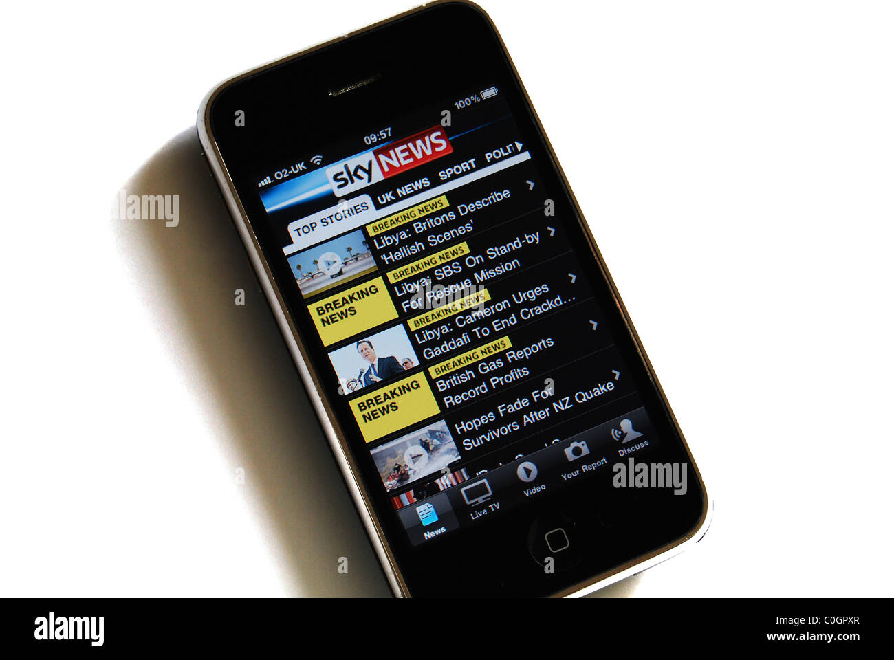 Photo illustration d'un iphone 3gs montrant l'application des nouvelles du ciel sur l'affichage Banque D'Images