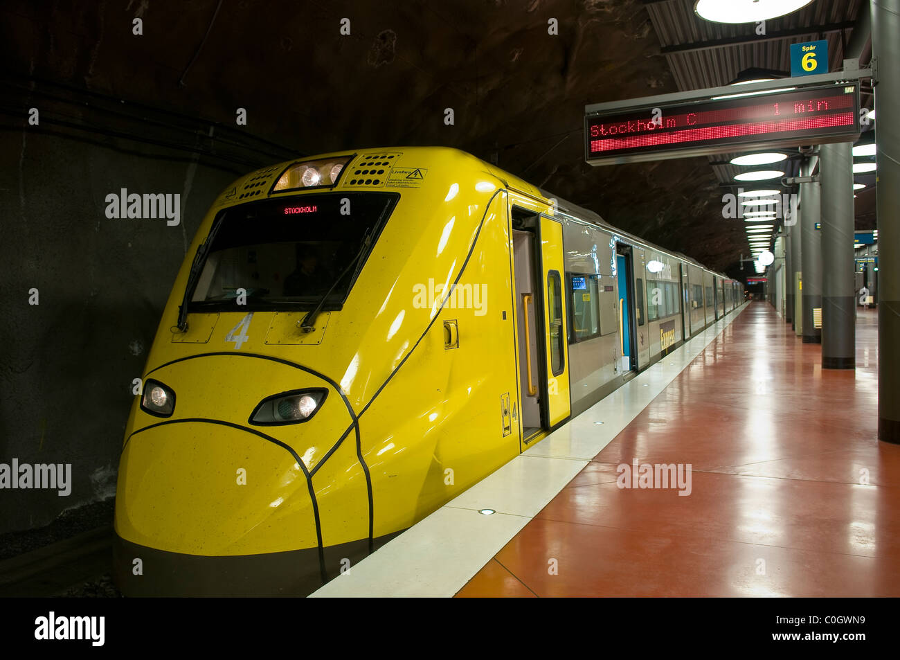 L'Arlanda Express train à grande vitesse en attente d'écarter de Stockholm,  Suède Photo Stock - Alamy