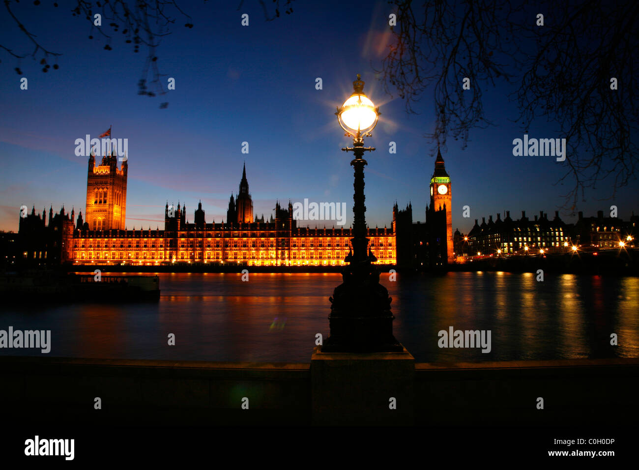 Vue sur la Tamise, Albert Embankment aux chambres du Parlement, Westminster, London, UK Banque D'Images