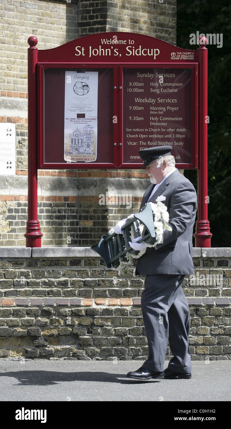 Les funérailles ont eu lieu aujourd'hui à St John's Church, Sidcup, Kent pour l'assassinat d'Harry Potter, l'acteur Rob Knox, qui a été brutalement Banque D'Images