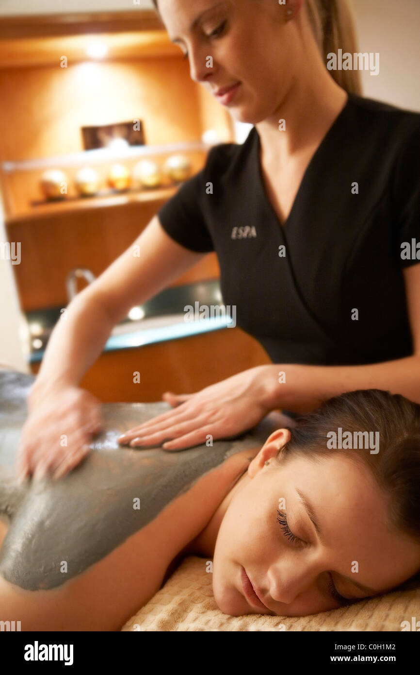 Jeune femme se détendre et avoir un massage. Banque D'Images