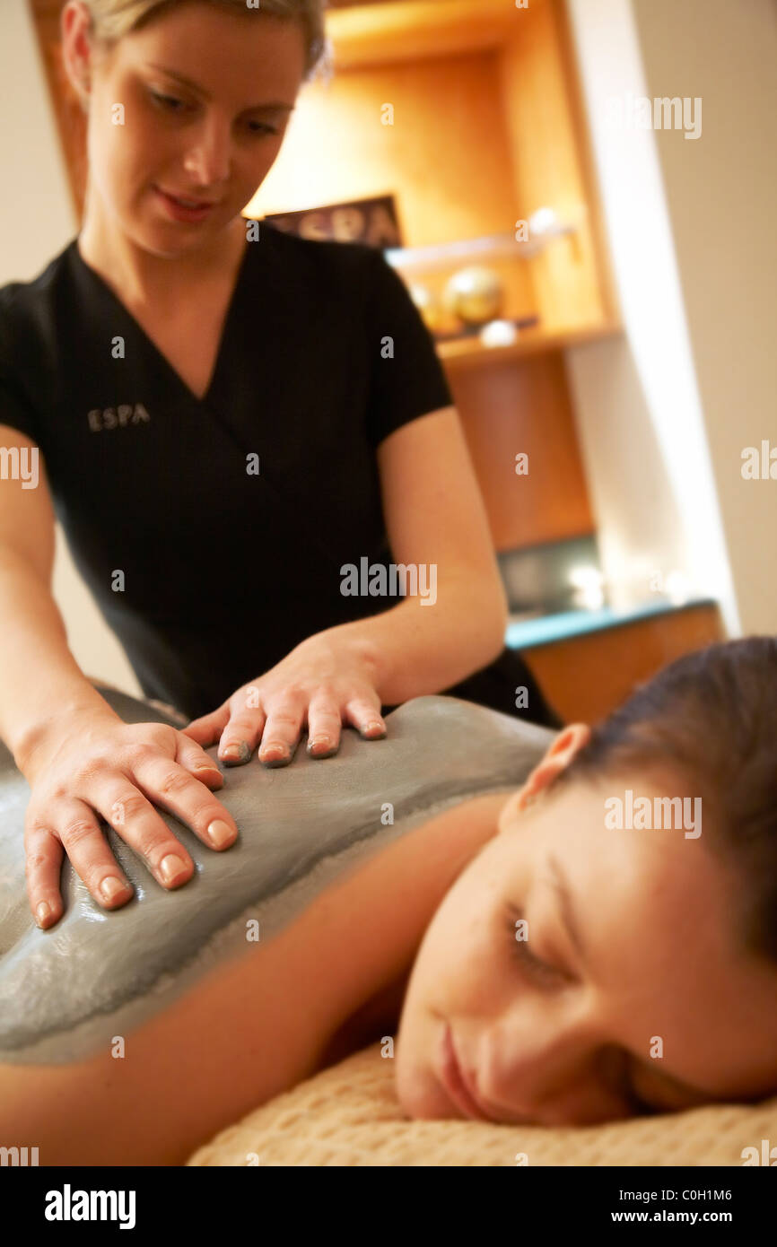 Jeune femme se détendre et avoir un massage. Banque D'Images