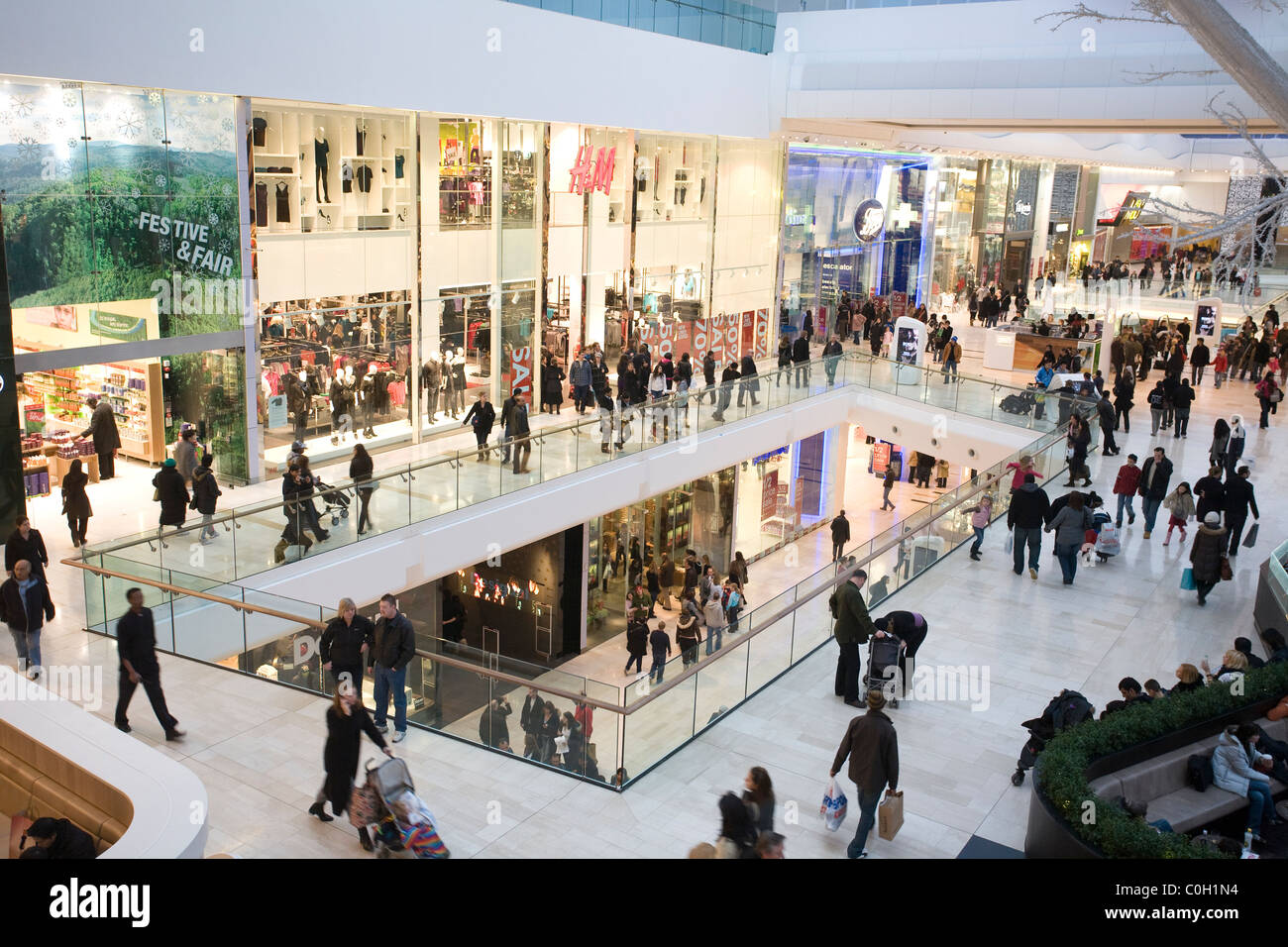 Consommateurs à la recherche de vente affaires au centre commercial Westfield à Shepard's Bush, London, England UK. Photo:Jeff Gilbert Banque D'Images