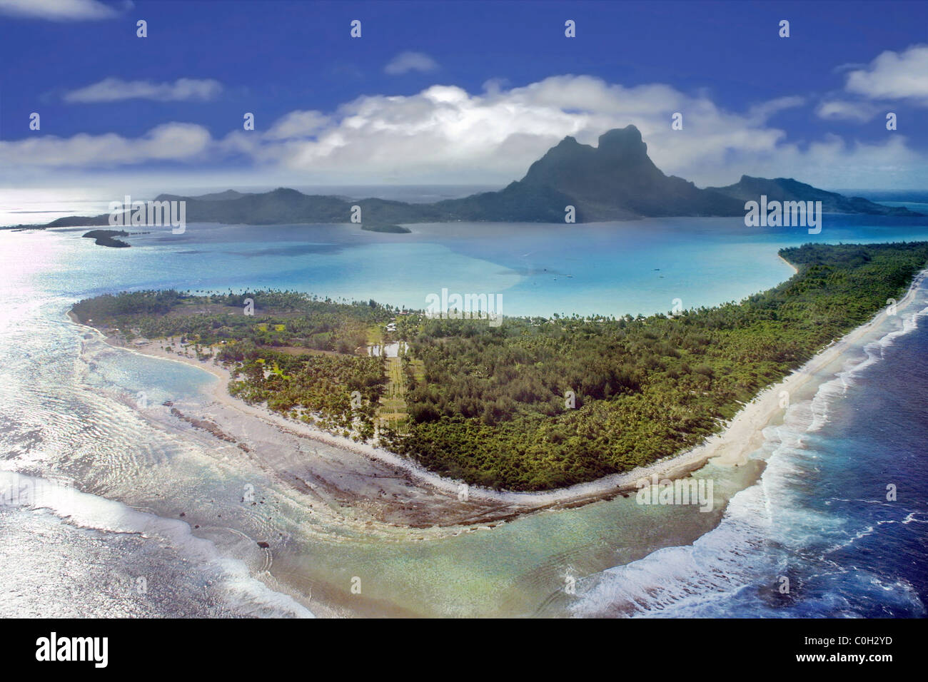 Vue aérienne de Bora Bora avec le Mont Otemanu en arrière-plan et de récifs coralliens. Banque D'Images
