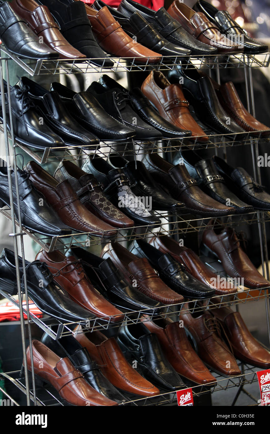 Shoe shop display rack black Banque de photographies et d'images à haute  résolution - Alamy