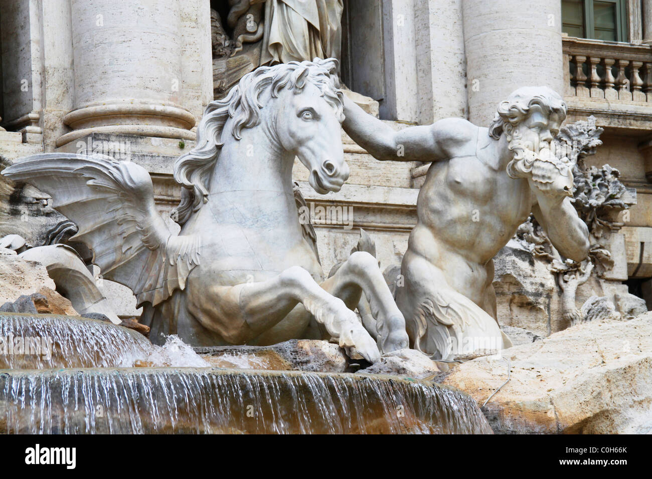 La fontaine de Trevi (Fontana di Trevi) est une fontaine dans le rione de Trevi à Rome Banque D'Images