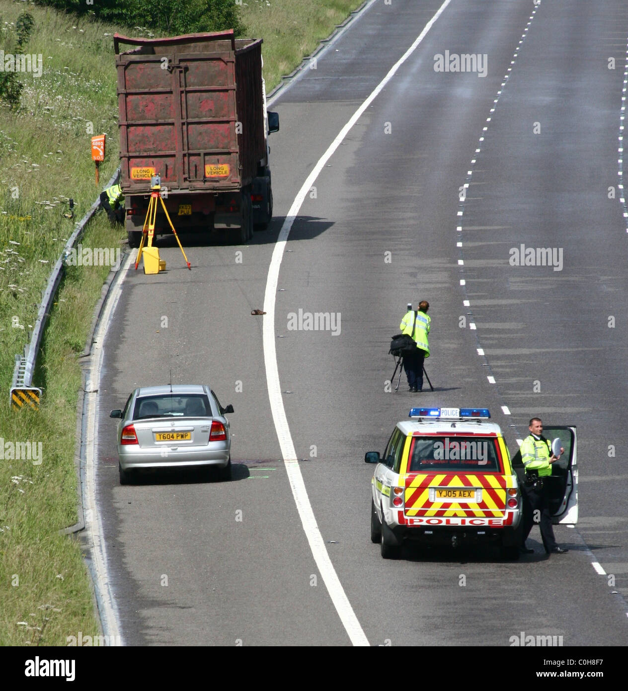 Lancement de la POLICE APRÈS LA MORT D'APPEL D'Autoroute de la police sont attrayants pour les témoins après qu'un homme a été tué dans un terrible accident de voiture sur Banque D'Images