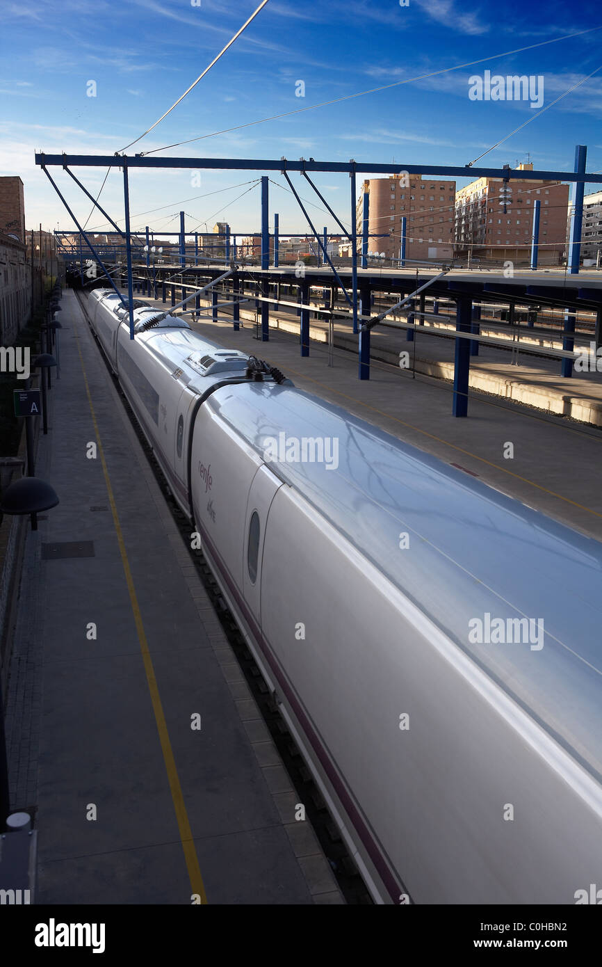 Train à grande vitesse AVE à LLeida. Banque D'Images