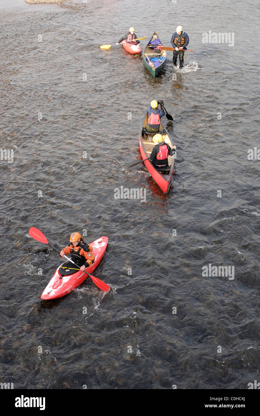 Groupe d'éducation de l'aventure de plein air en kayak et canoë-kayak sur la rivière Exe dans le Devon. Banque D'Images