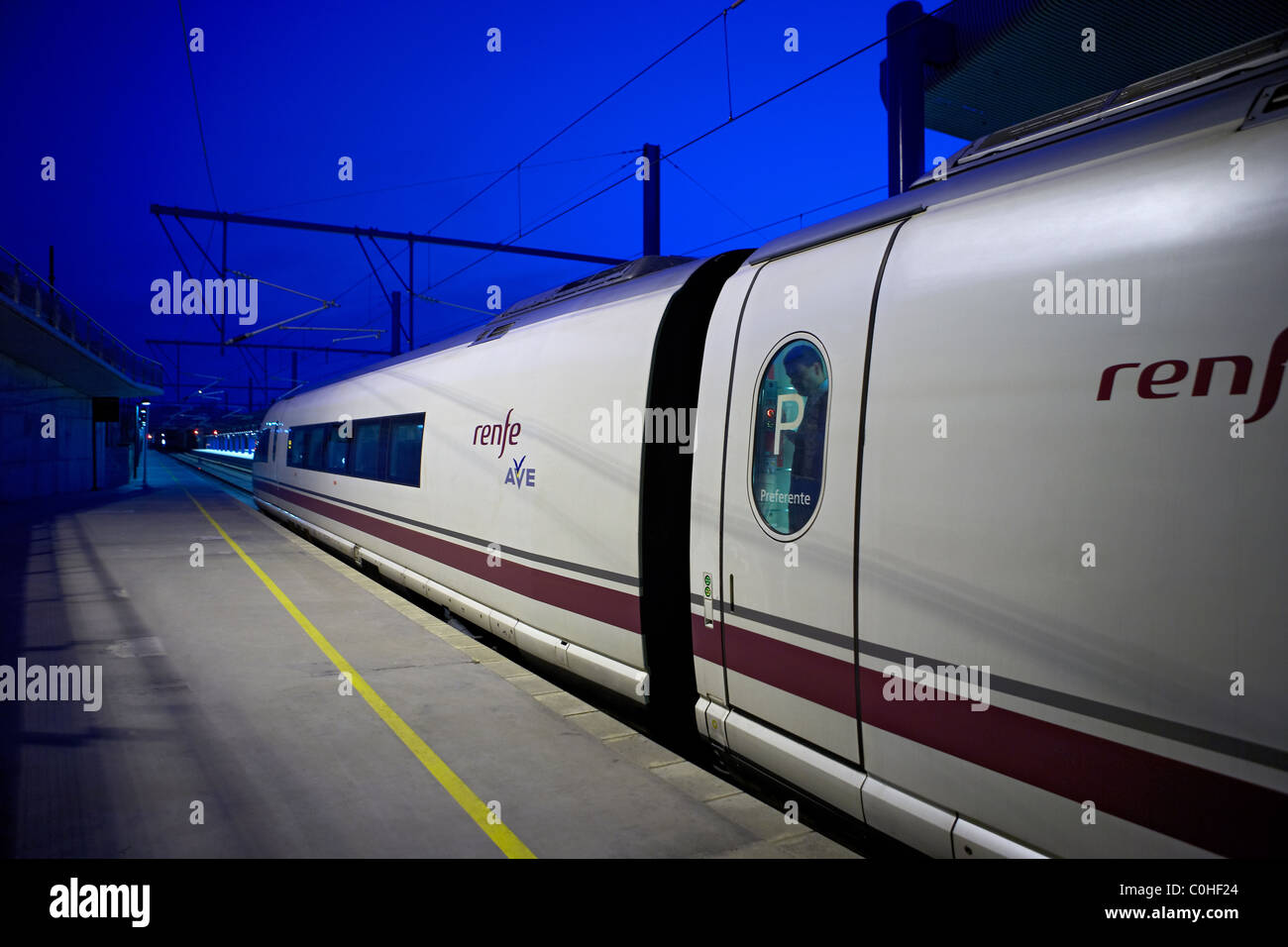 Train à grande vitesse AVE à LLeida. Banque D'Images