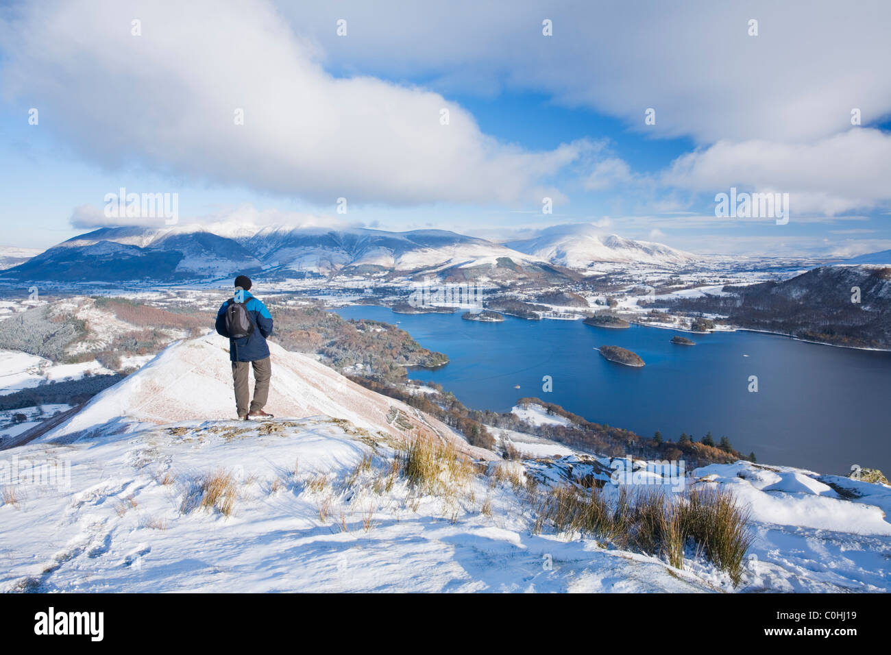 Homme de race blanche Walker sur Cat Bells à vers Derwent Water et Skiddaw. Parc National de Lake District. La région de Cumbria. L'Angleterre. UK. Banque D'Images