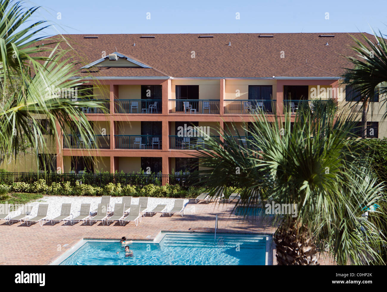 Terrasses de l'hôtel et la piscine en Floride avec l'accent sur l'établissement Banque D'Images