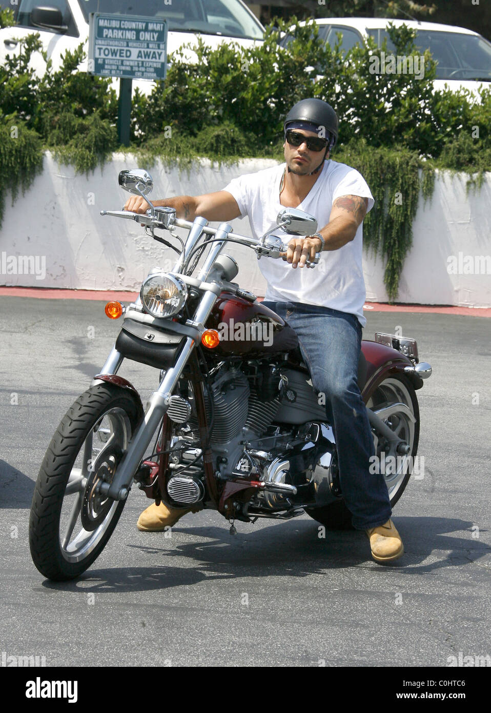 Jesse Metcalfe portant un bandana avec chapeau de crâne casque, blanc  T-shirt et jeans de sur le nouveau rocker Harley Davidson Photo Stock -  Alamy
