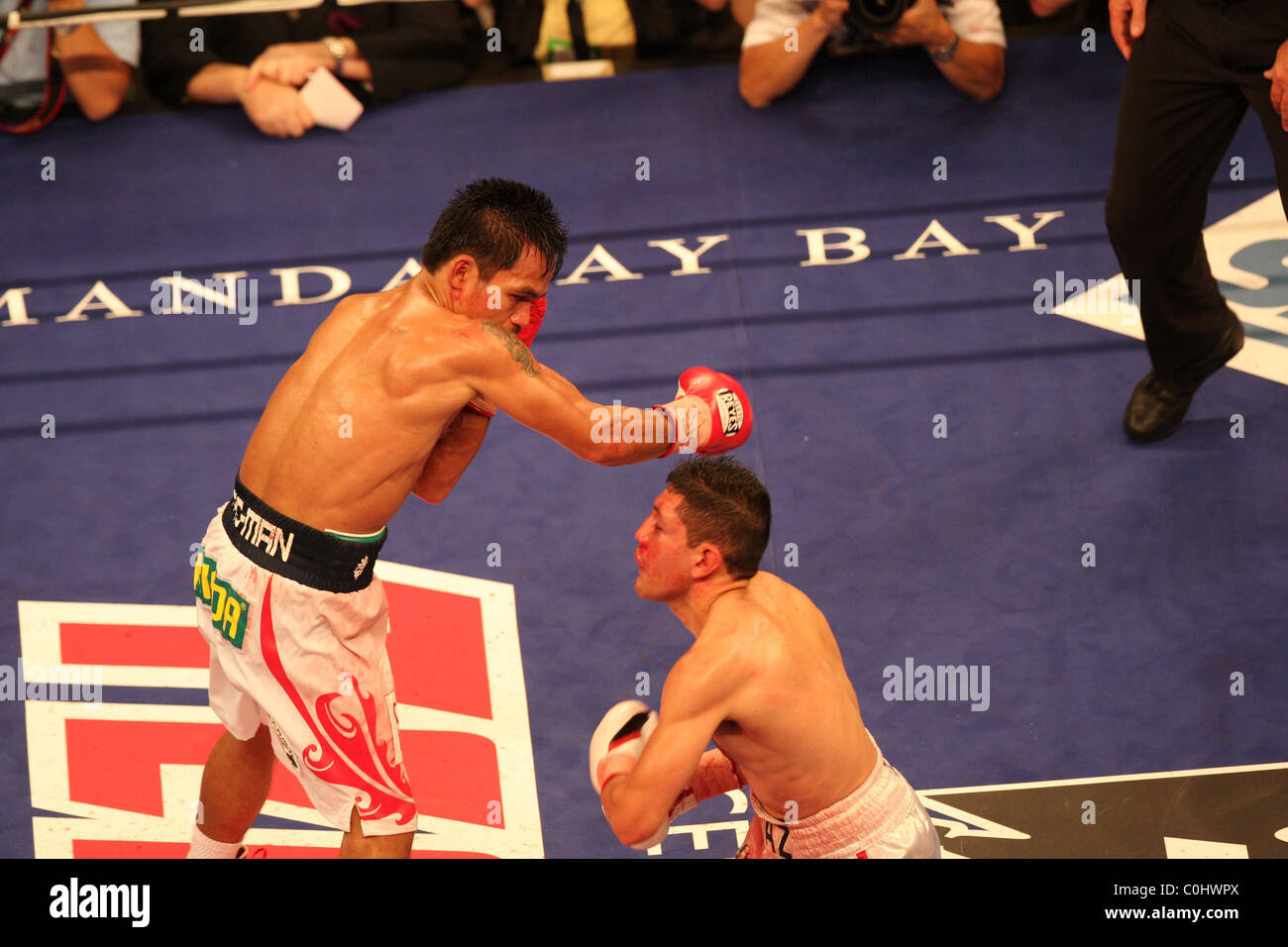 Manny Pacquiao (l) bat David Diaz (r) par KO technique à la neuvième manche pour le titre léger WBC au Mandalay Bay Banque D'Images