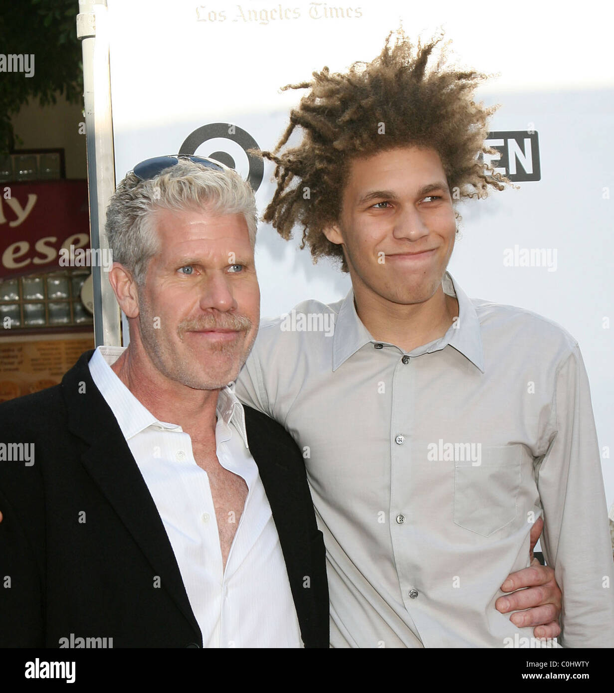 Ron Perlman avec son fils le "Hellboy 2 : The Golden Army" première mondiale au Mann Village Theatre Los Angeles, Californie - Banque D'Images