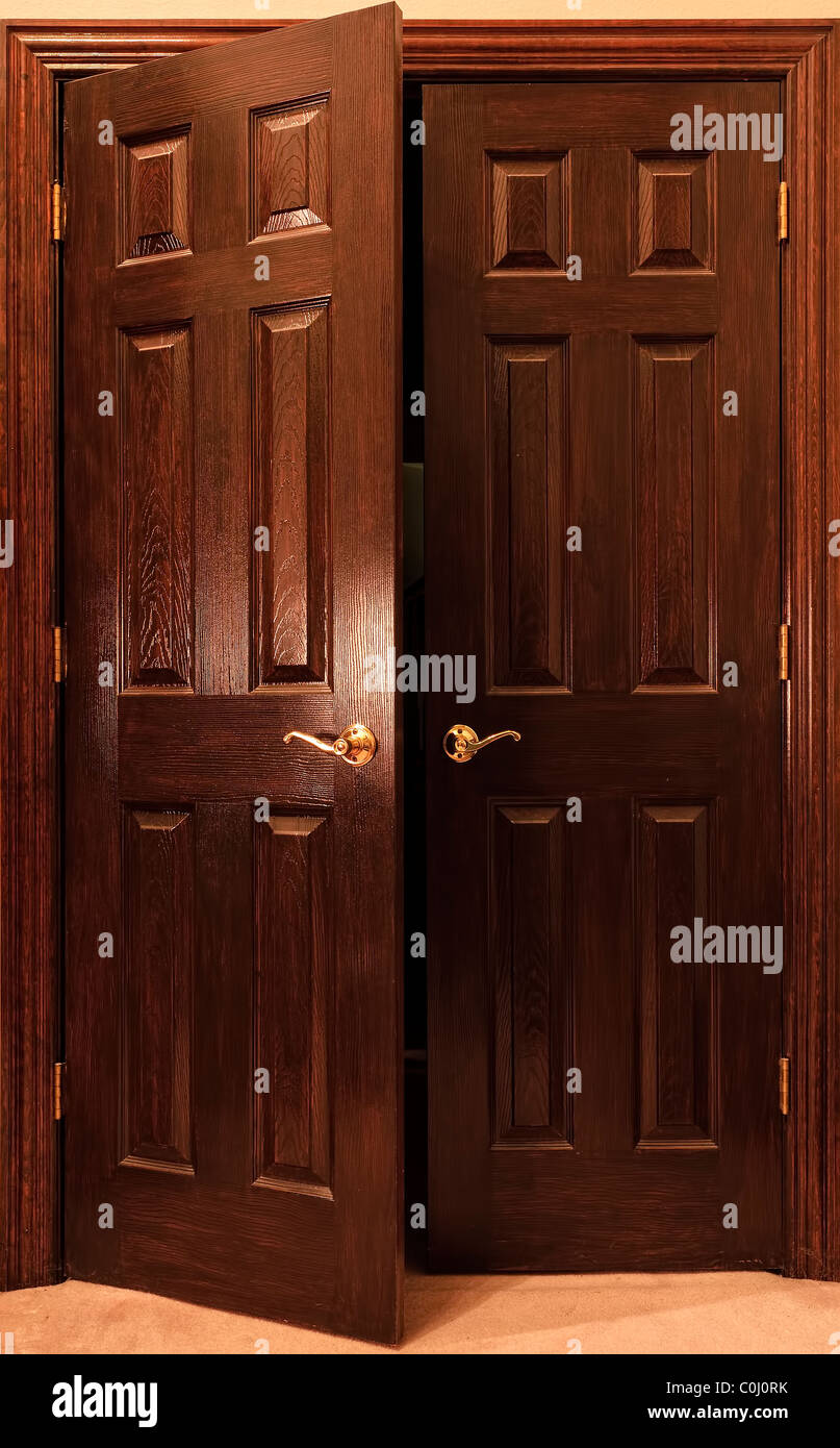 La porte du bureau en bois avec poignée de porte en laiton Banque D'Images