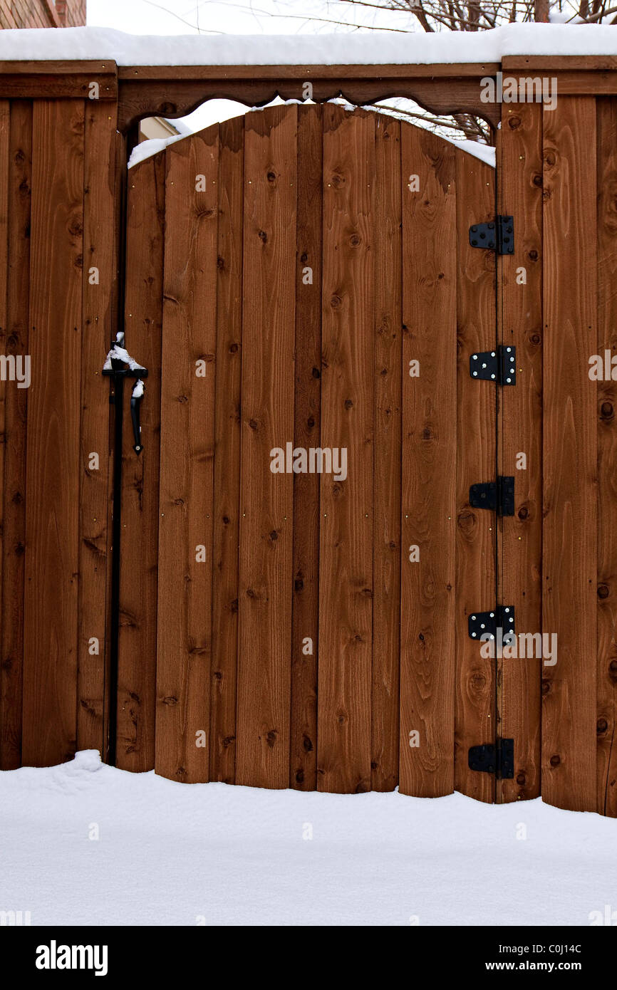 Porte de clôture en bois dans la neige Banque D'Images