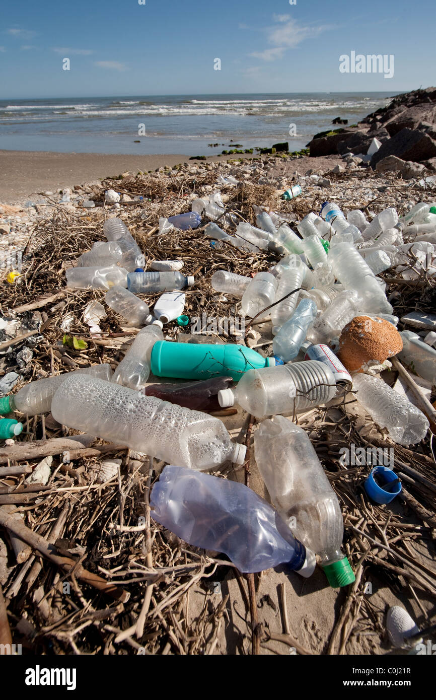 Les bouteilles en plastique jonchent la plage sur une partie isolée de South Padre Island sur le golfe du Mexique près de Port Mansfield, Texas Banque D'Images