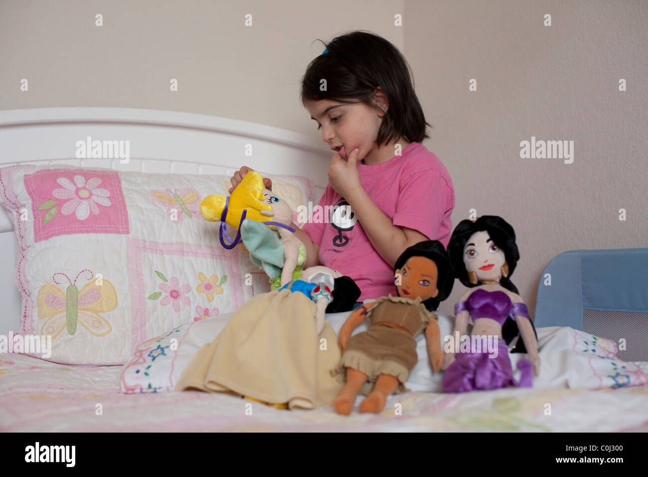 5-year-old girl mexico-joue avec ses poupées personnages de Disney Blanche Neige, la princesse Jasmine, Pocahontas, Tinker Bell Banque D'Images