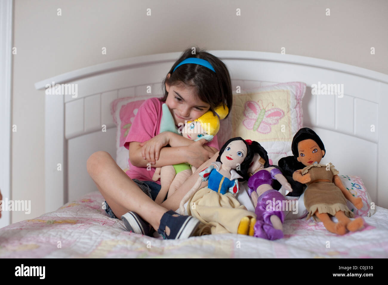 5-year-old girl mexico-joue avec ses poupées personnages de Disney Blanche Neige, la princesse Jasmine, Pocahontas, Tinker Bell Banque D'Images