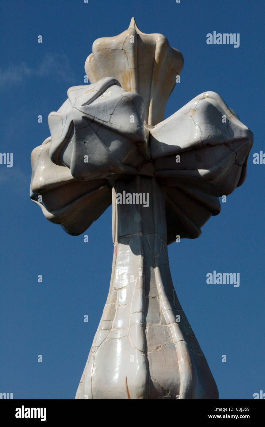 Close-up de la tour avec quatre branches Gaudí typique cross, couronnant le toit de la Casa Batlló, Barcelone, Espagne Banque D'Images