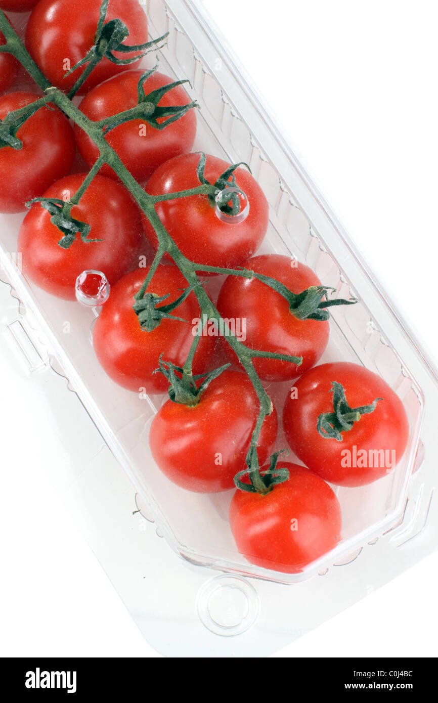 Tomates cerises dans un emballage en plastique de supermarché au détail Banque D'Images