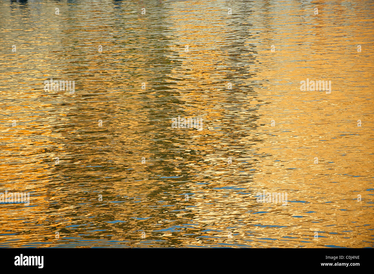Ondulation d'or water reflections Banque D'Images