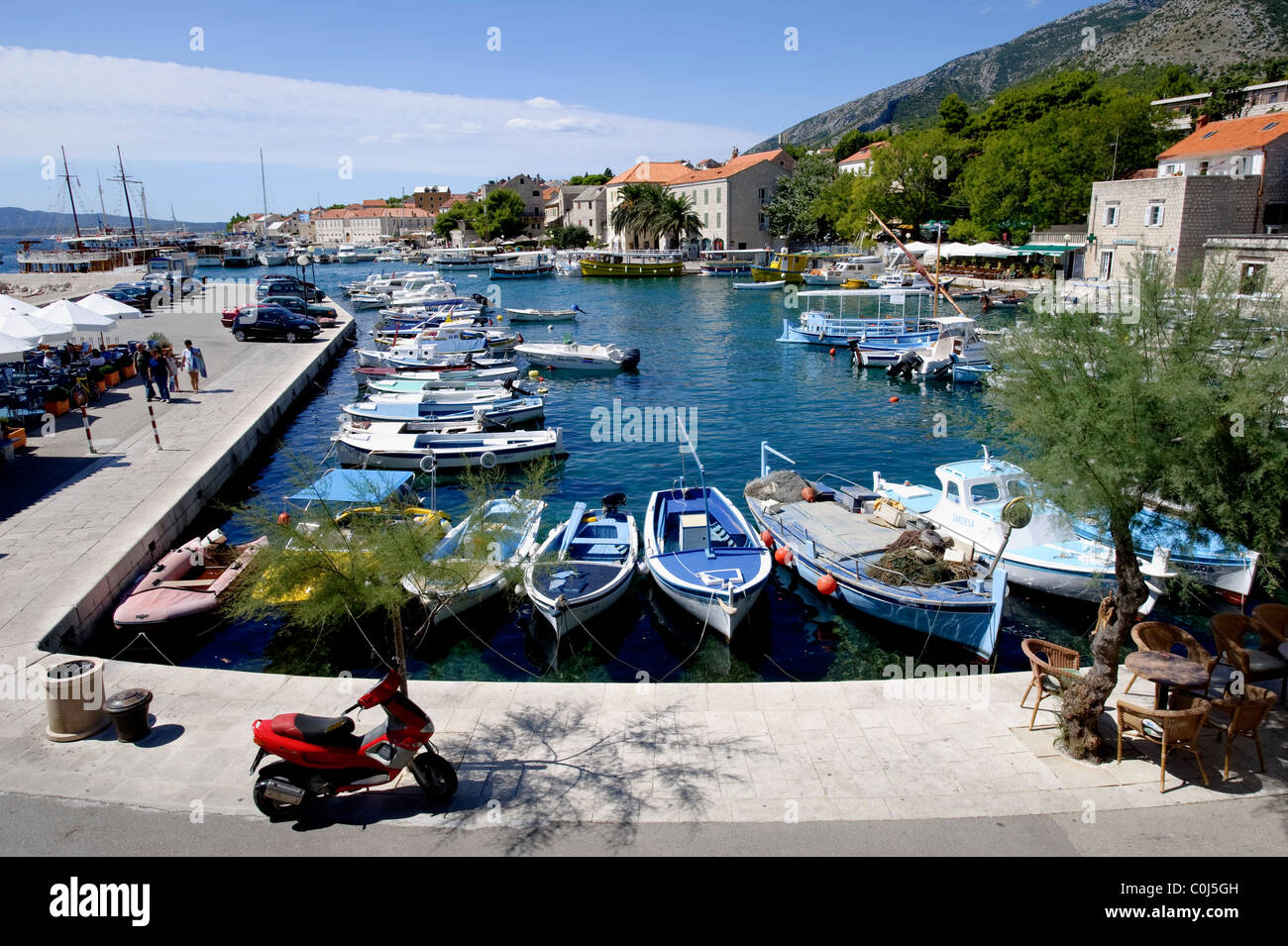 Vue sur les petits bateaux de pêche amarrés dans le port dans la ville portuaire de Bol, sur l'île de Brac, la Dalmatie Banque D'Images