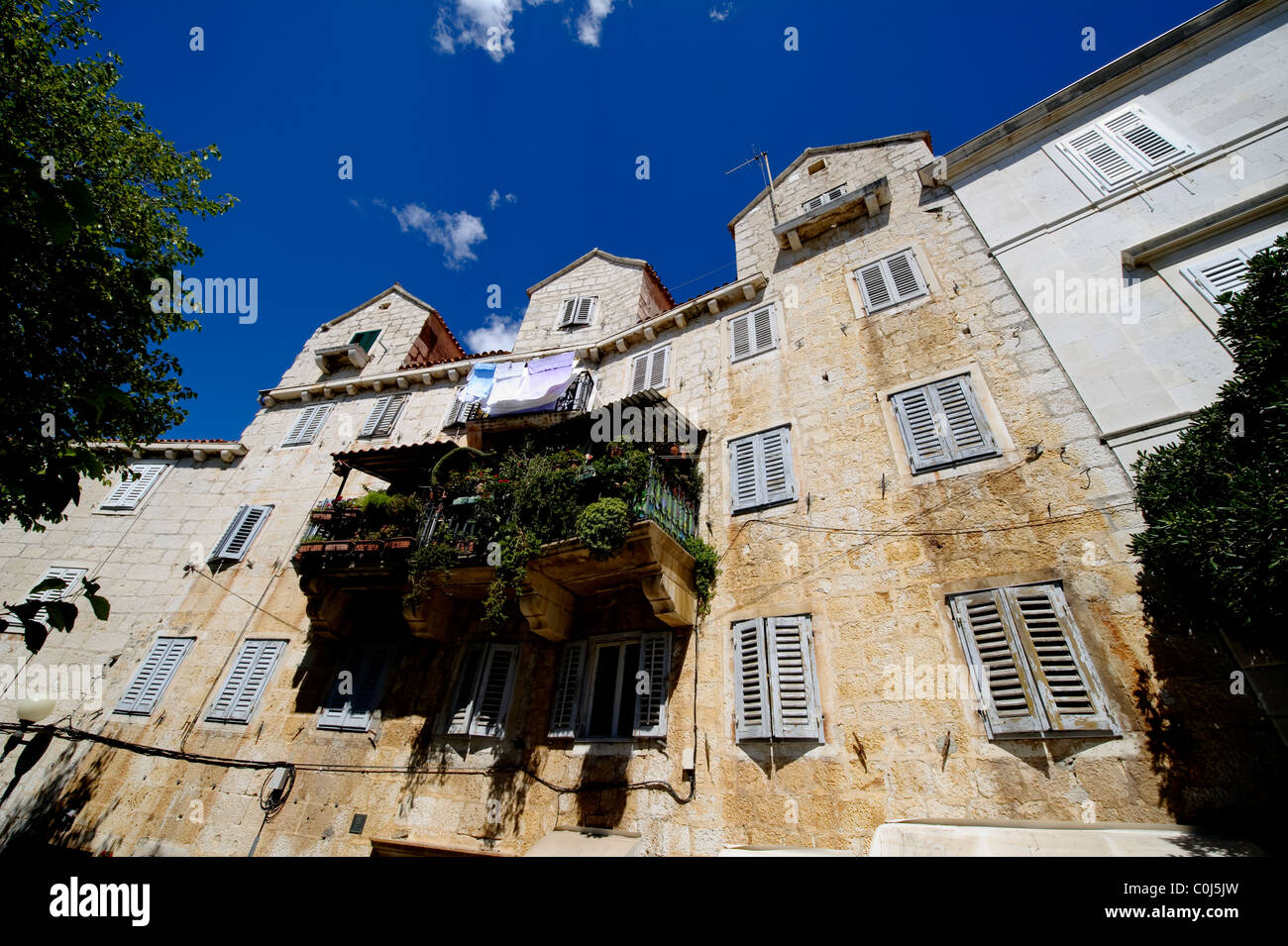 Un très vert jardin balcon terrasse envahie dans la ville portuaire de Bol, sur l'île de Brac, la Dalmatie Banque D'Images