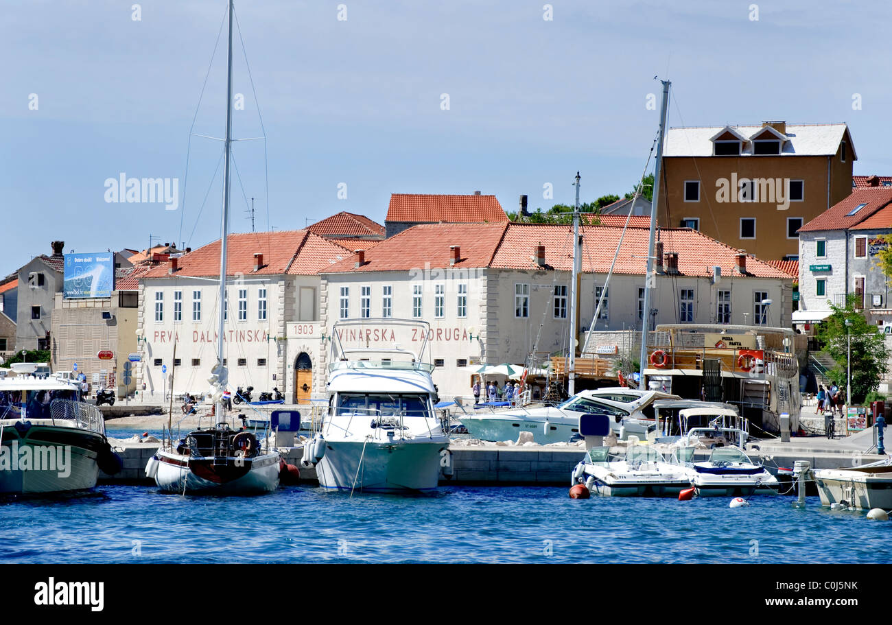 Bateaux et yachts amarrés dans le port de port la ville de Bol sur l'île de Brac, la Dalmatie Banque D'Images