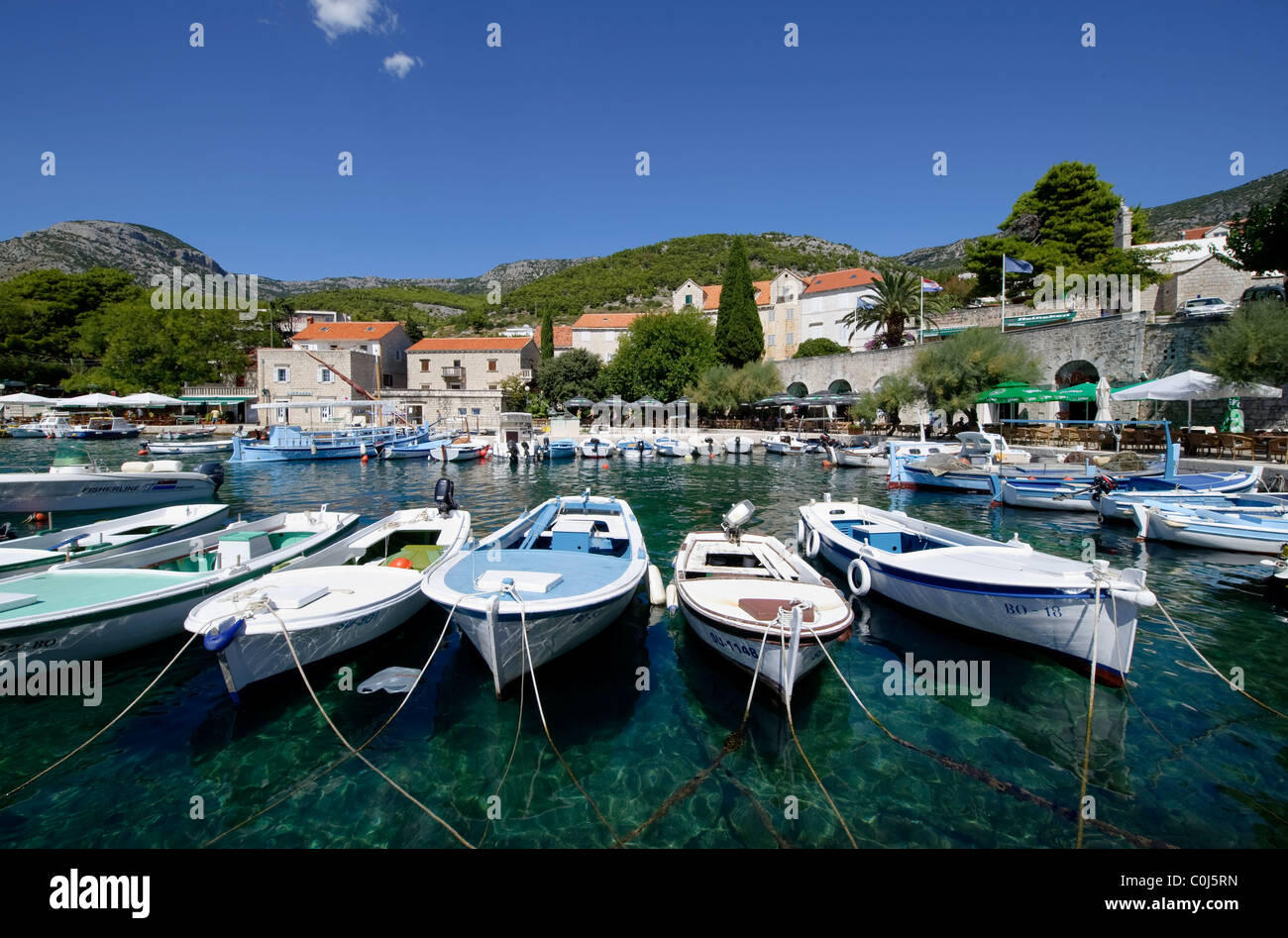 Petits bateaux de pêche amarrés dans le port de port la ville de Bol sur l'île de Brac, la Dalmatie Banque D'Images